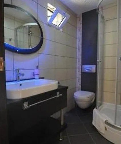 Ayvalik Beach Hotel מלון 3*