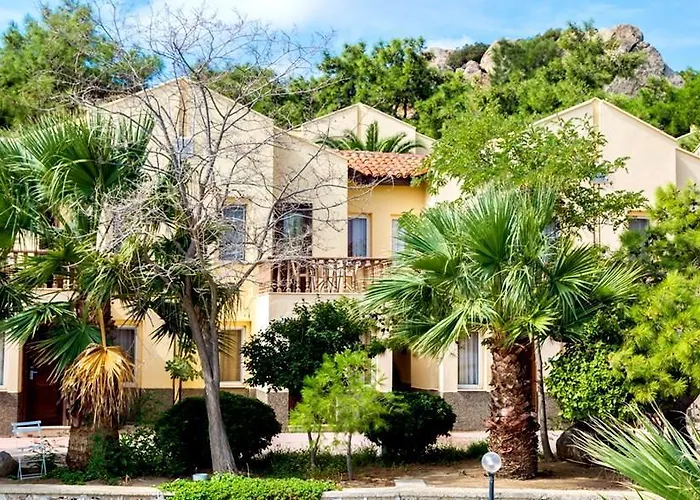 Ayvalik Beach Hotel מלון 3*