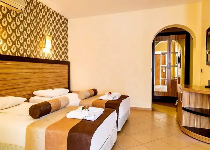Ayvalik Beach Hotel מלון 3*